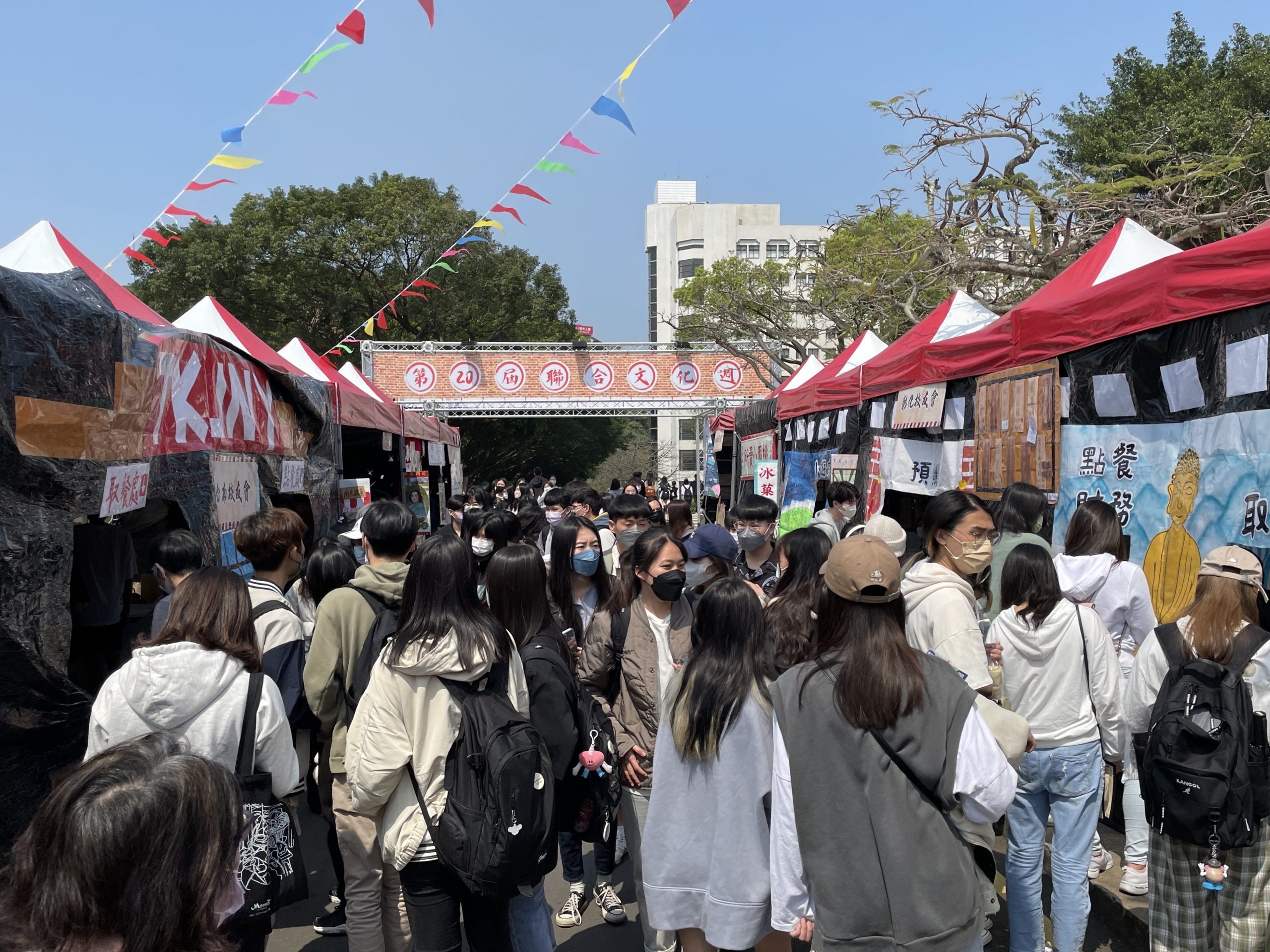文化週攤位熱鬧場面