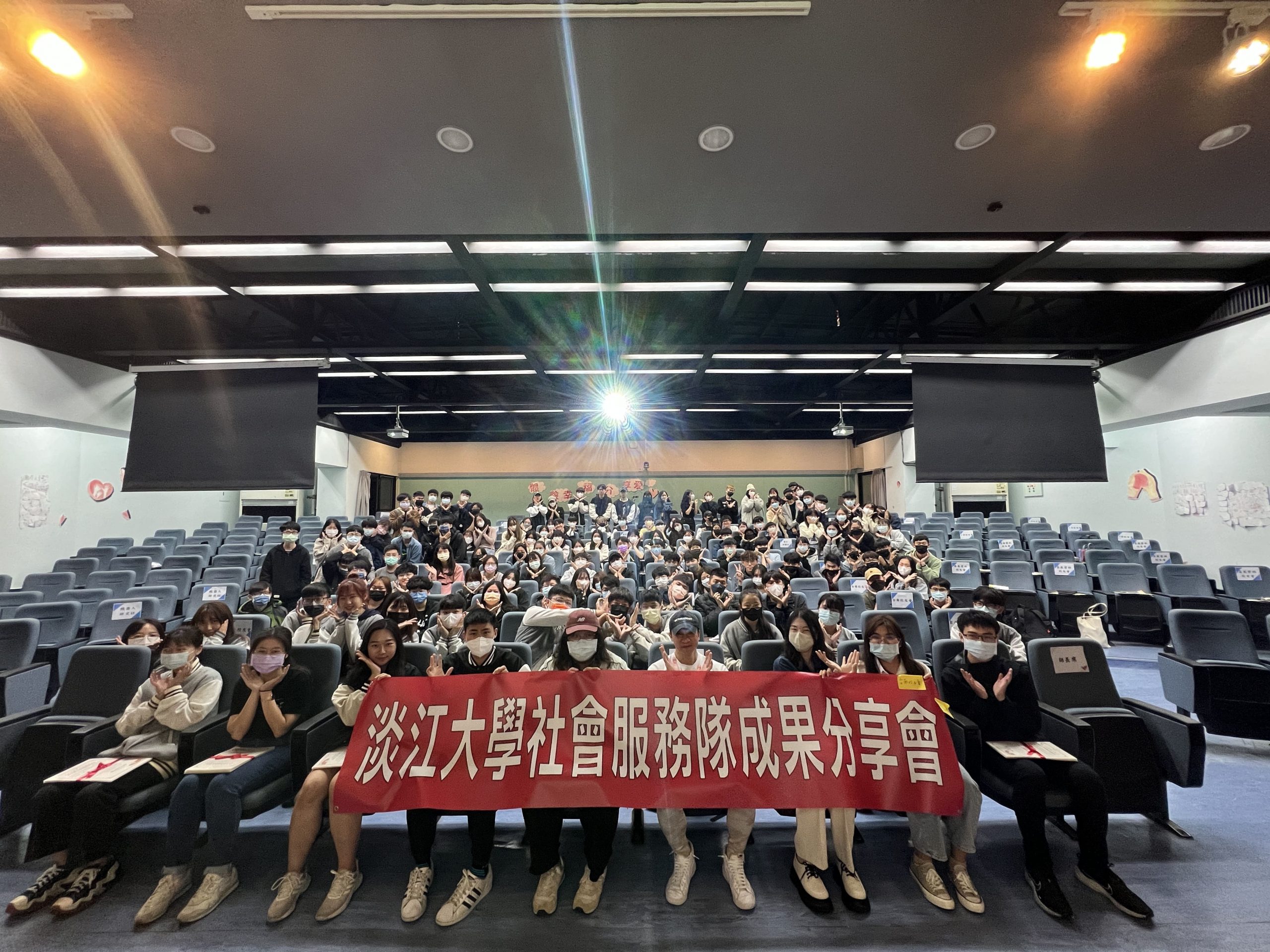 111學年度寒假全體服務員大合照