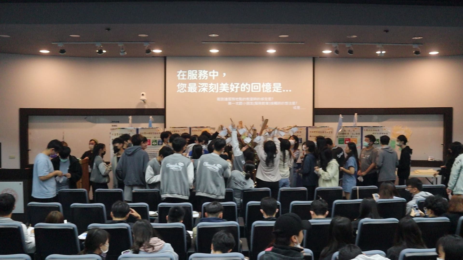 各服務隊員交流完後在成果樹掛上分享卡