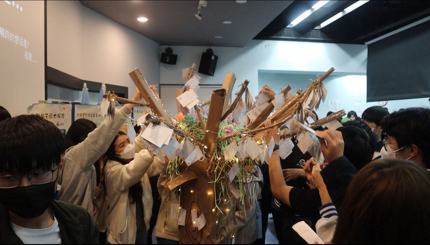 各服務隊在成果樹掛上分享卡