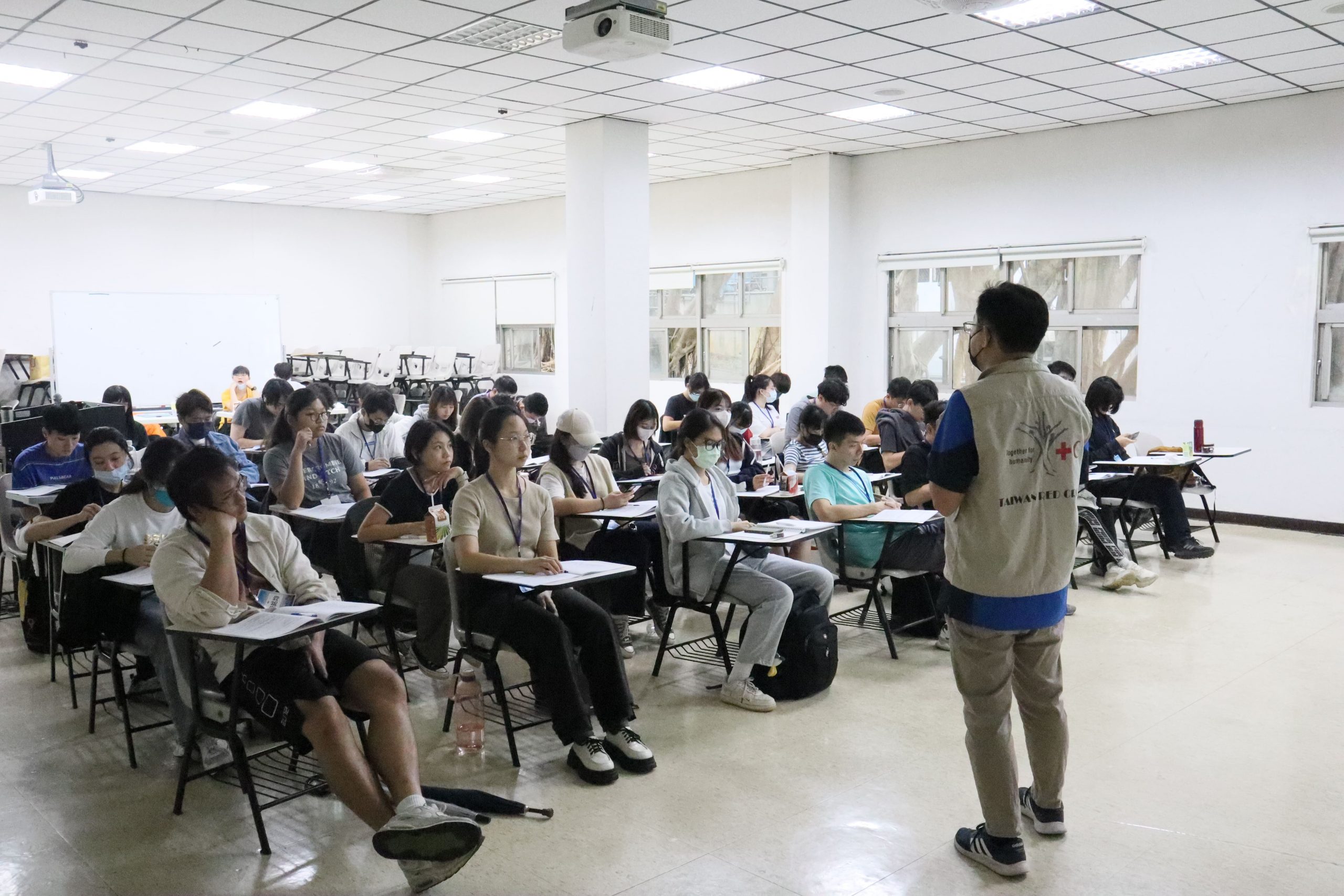 黃教練教導學員如何處理中毒情況